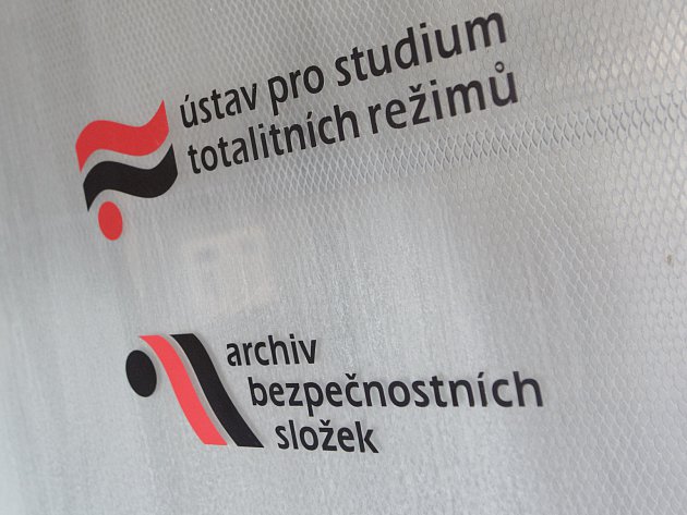 Logo Ústavu pro studium totalitních režimů (ÚSTR)