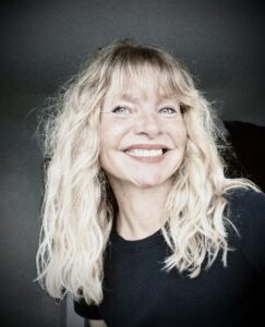 Emilie Gambade začínala v časopisech pro ženy. Později vedla jako šéfredaktorka jihoafrické ELLE a ELLE Decoration a působila jako ředitelka značek Marie Claire, Cosmopolitan a House & Leisure. Nyní vede multimediální oddělení a rubriku života a kultury v Daily Maverick. Zároveň studuje doktorský program na City St George’s University of London, kde zkoumá, jak příběhy působí na lidi a utvářejí svět, ve kterém žijeme.
